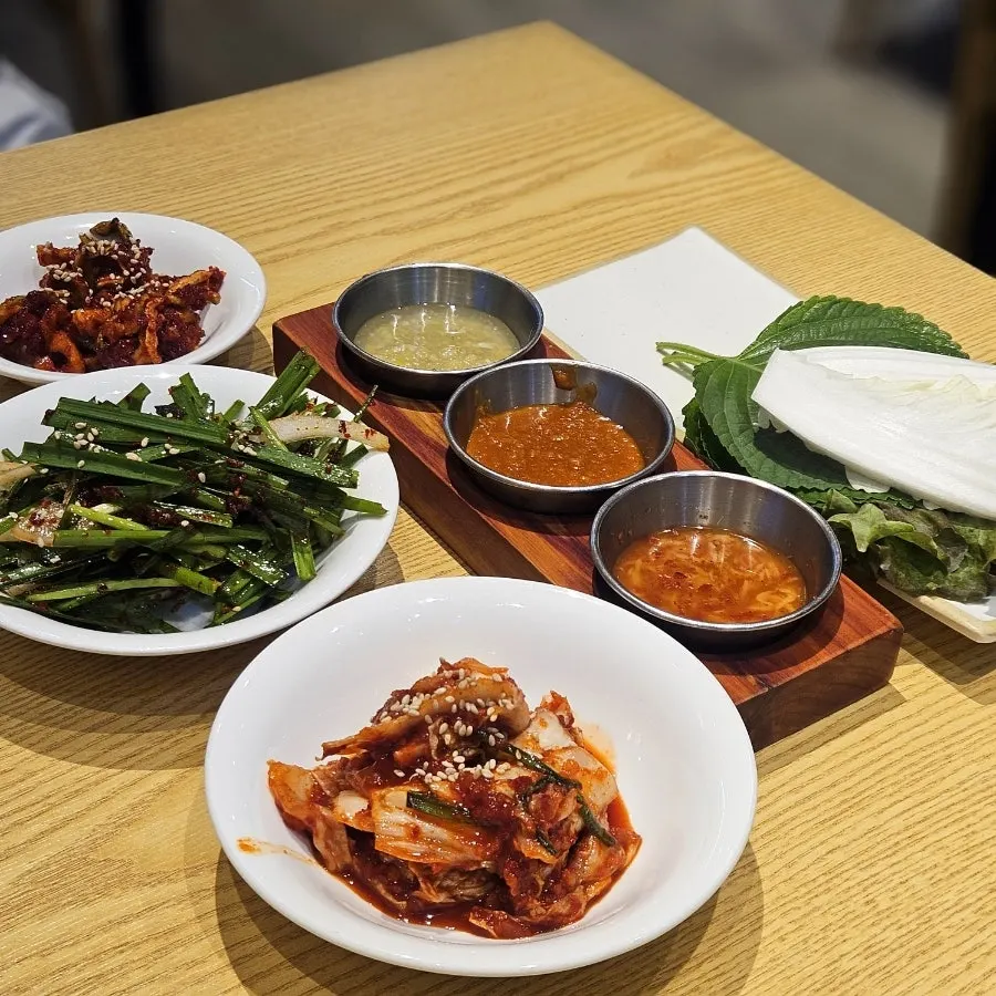 보쌈 막국수 세트와 함께 차려진 기본찬 상차림