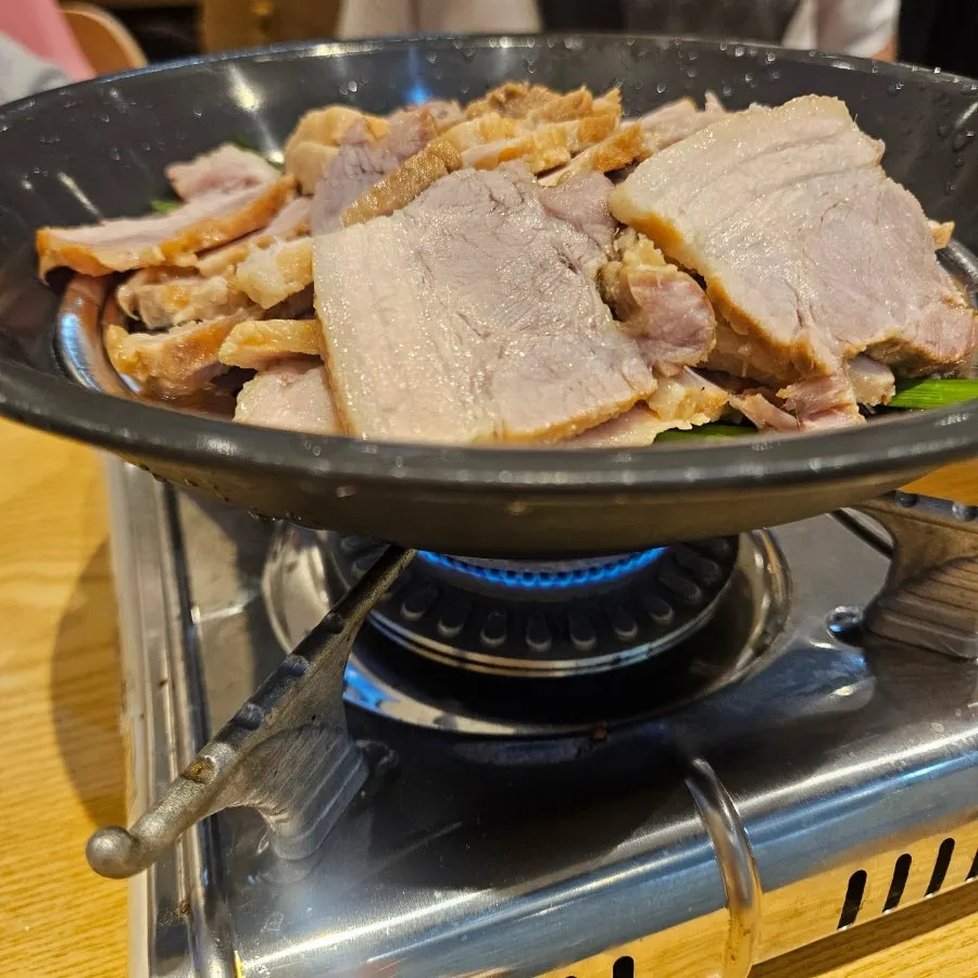 겨자 소스를 곁들인 냉채족발 접시