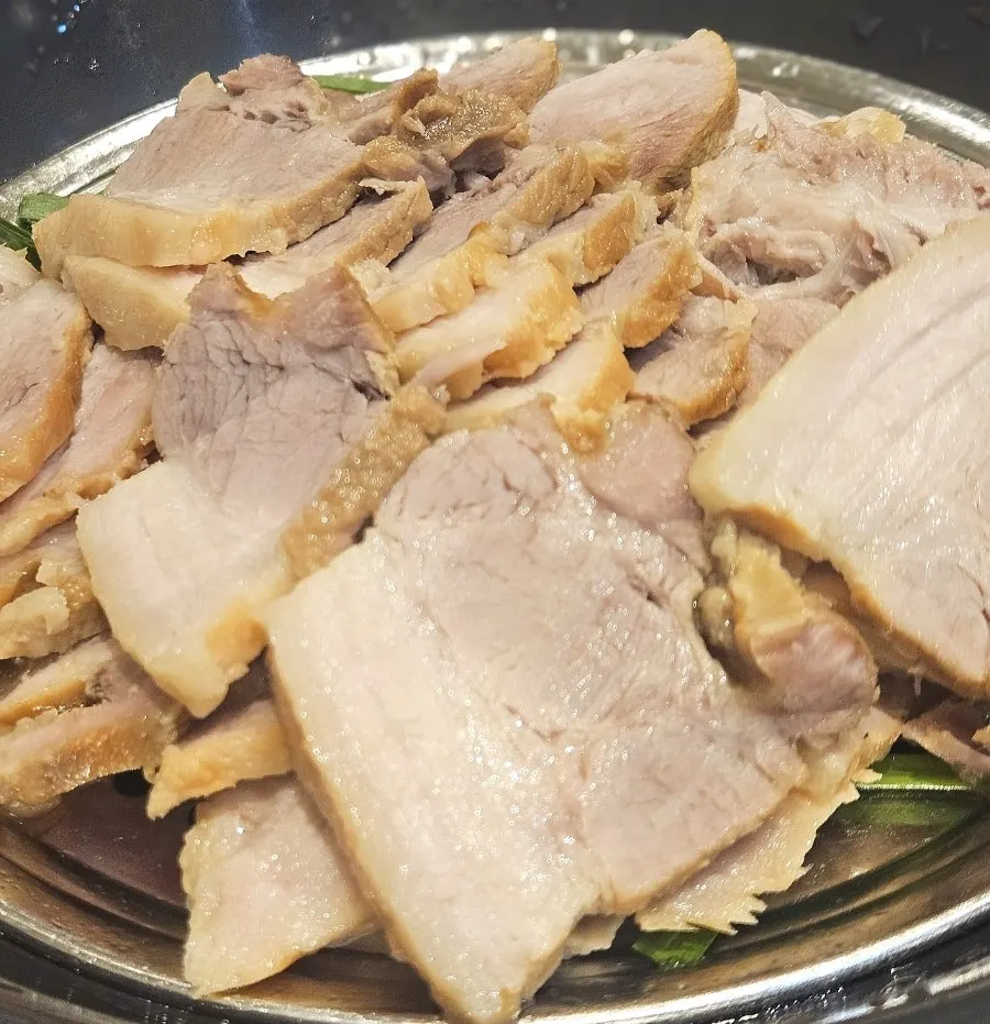 불 위에 올려 따뜻하게 유지되는 삼백가 보쌈