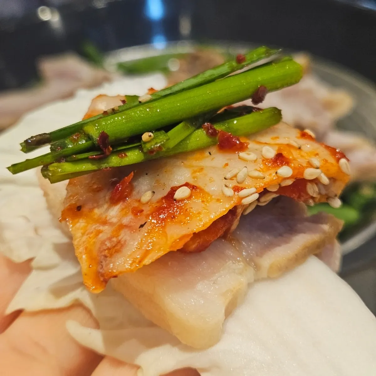 부추 위에 올려진 삼백가 보쌈 고기