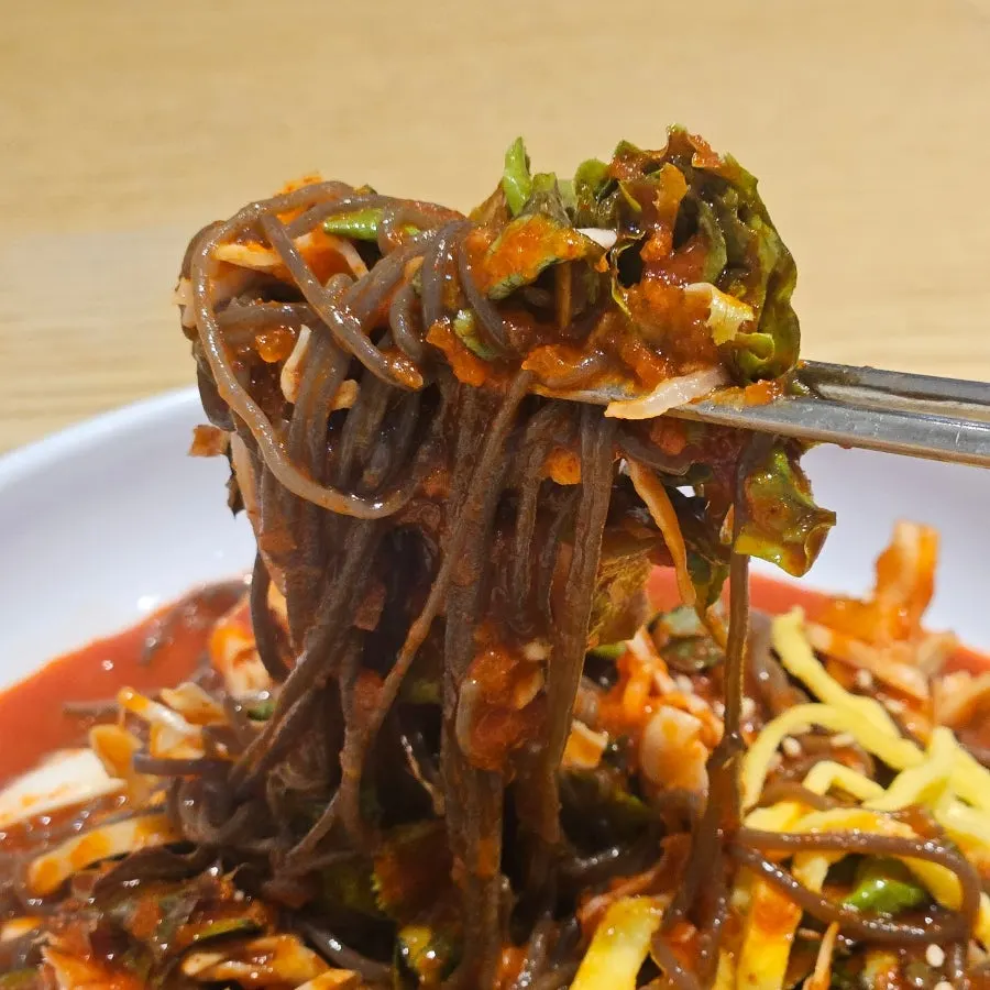 야채가 많이 들어간 비빔막국수