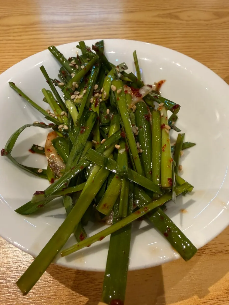 상추와 깻잎에 족발을 올린 쌈