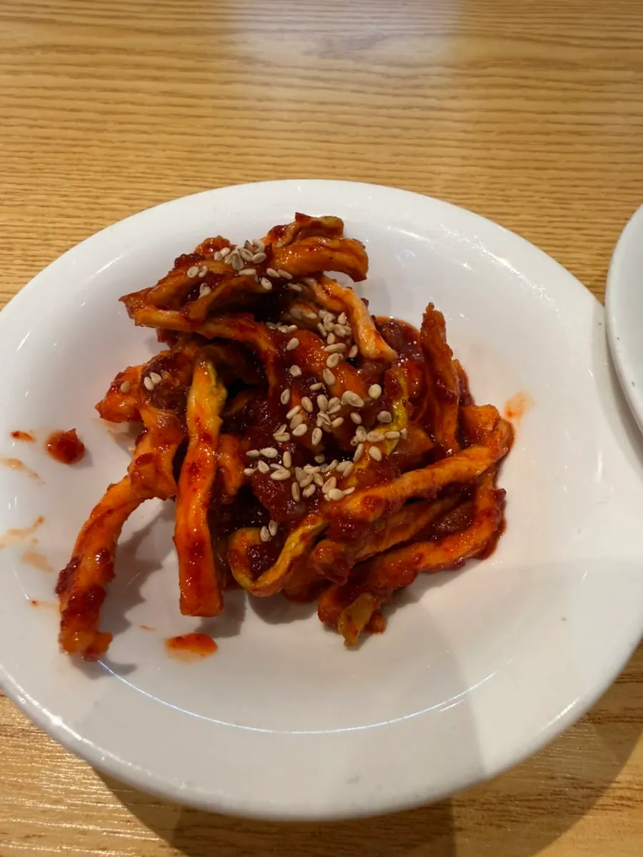 쌈장과 마늘을 더한 족발 한 쌈