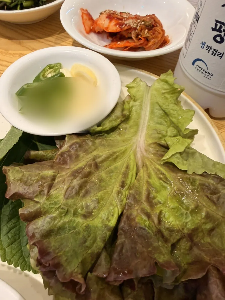 냉채족발 한상과 기본 반찬