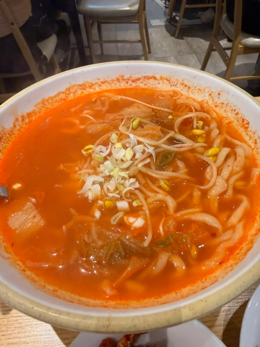 김치와 콩나물이 든 얼큰삼백칼국수
