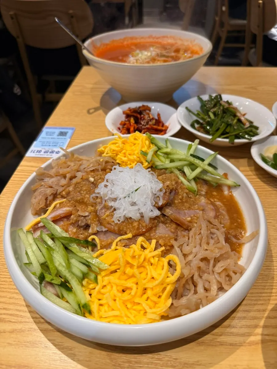 얼큰한 칼국수 국물과 면발