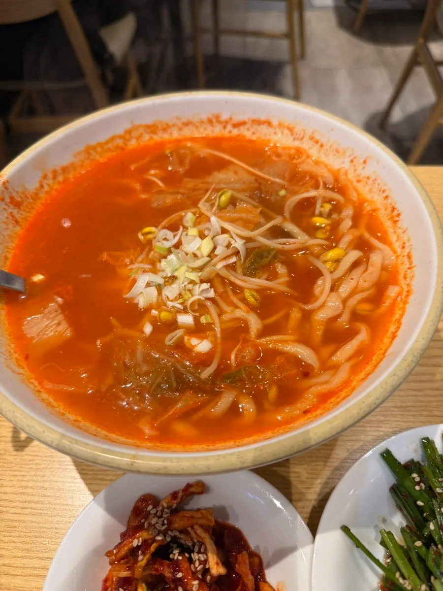 셀프존에서 가져온 보리밥과 열무김치
