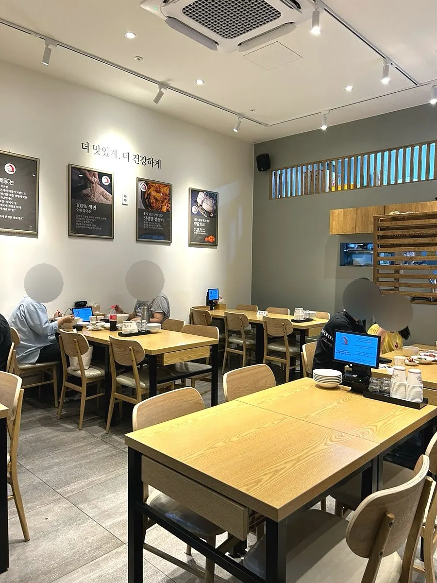 Overview of seating inside Sambaekga
