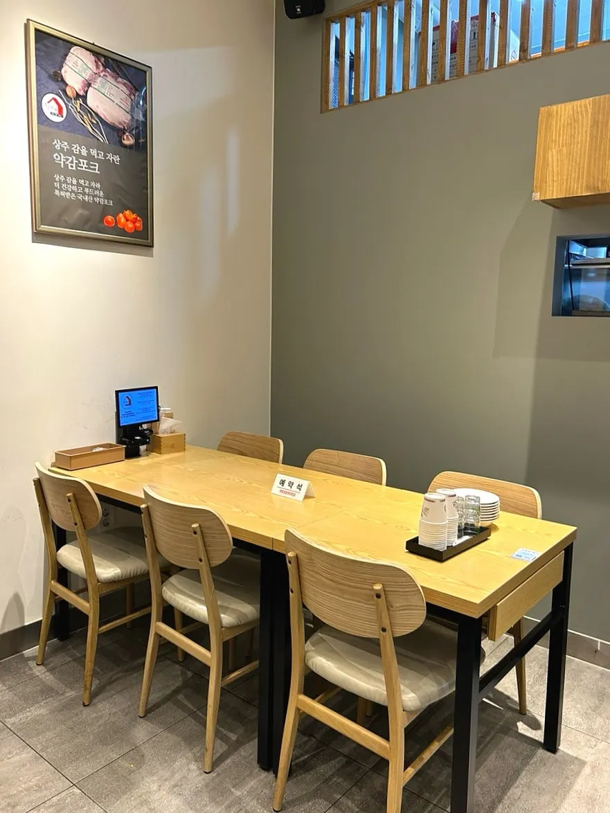 Spacious, comfortable dining hall tables at Sambaekga