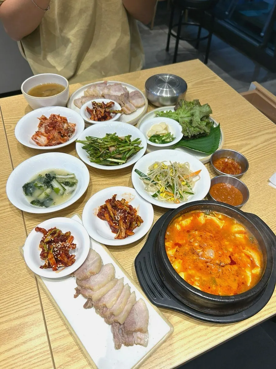 Sambaekga's menu listing bossam, jokbal, and set meals