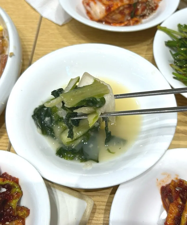 Sambaekga's basic side dish spread