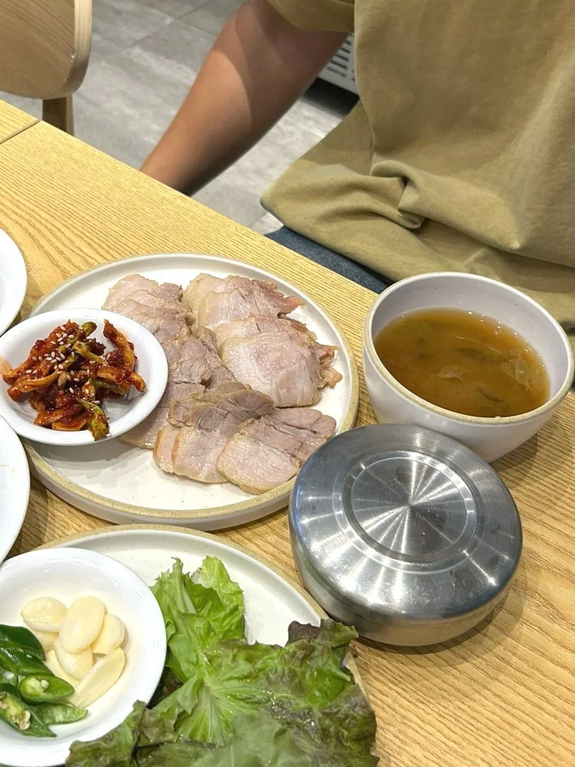 Boiled bossam pork served with the set