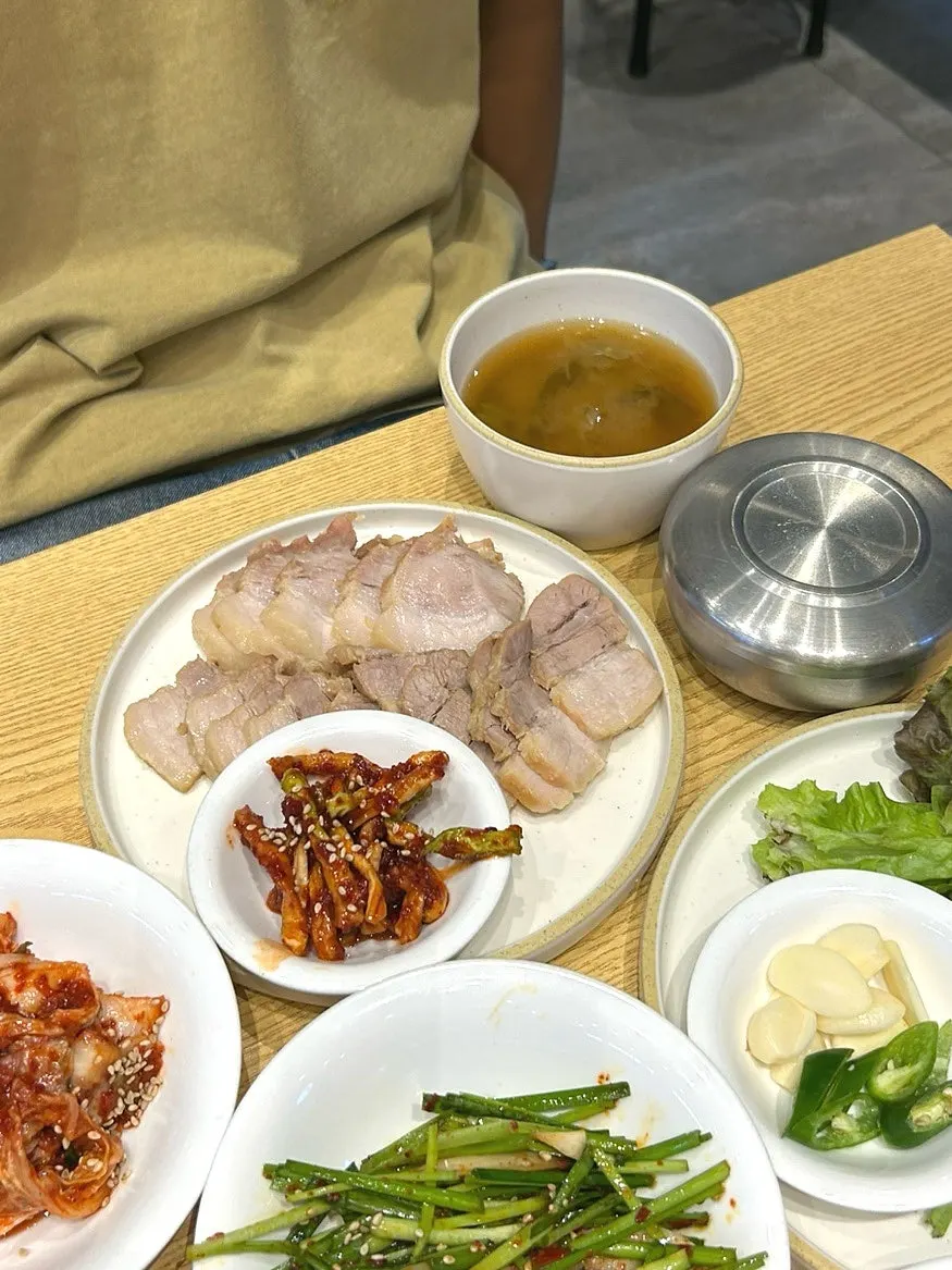 Bossam topped with side dishes