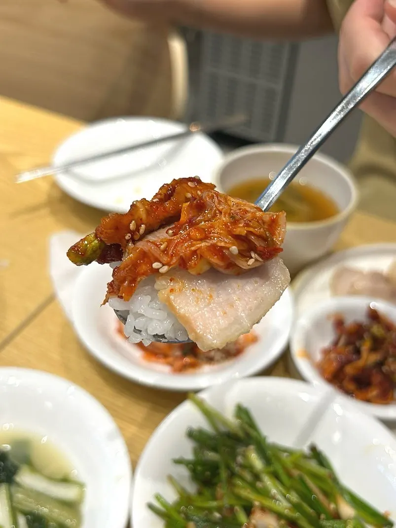 A bite of naengchae jokbal mixed with the cold sauce