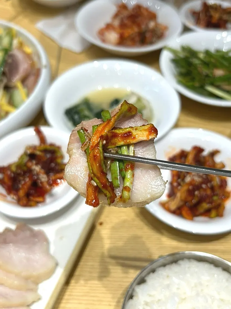 Naengchae jokbal tossed together with seasoned jellyfish