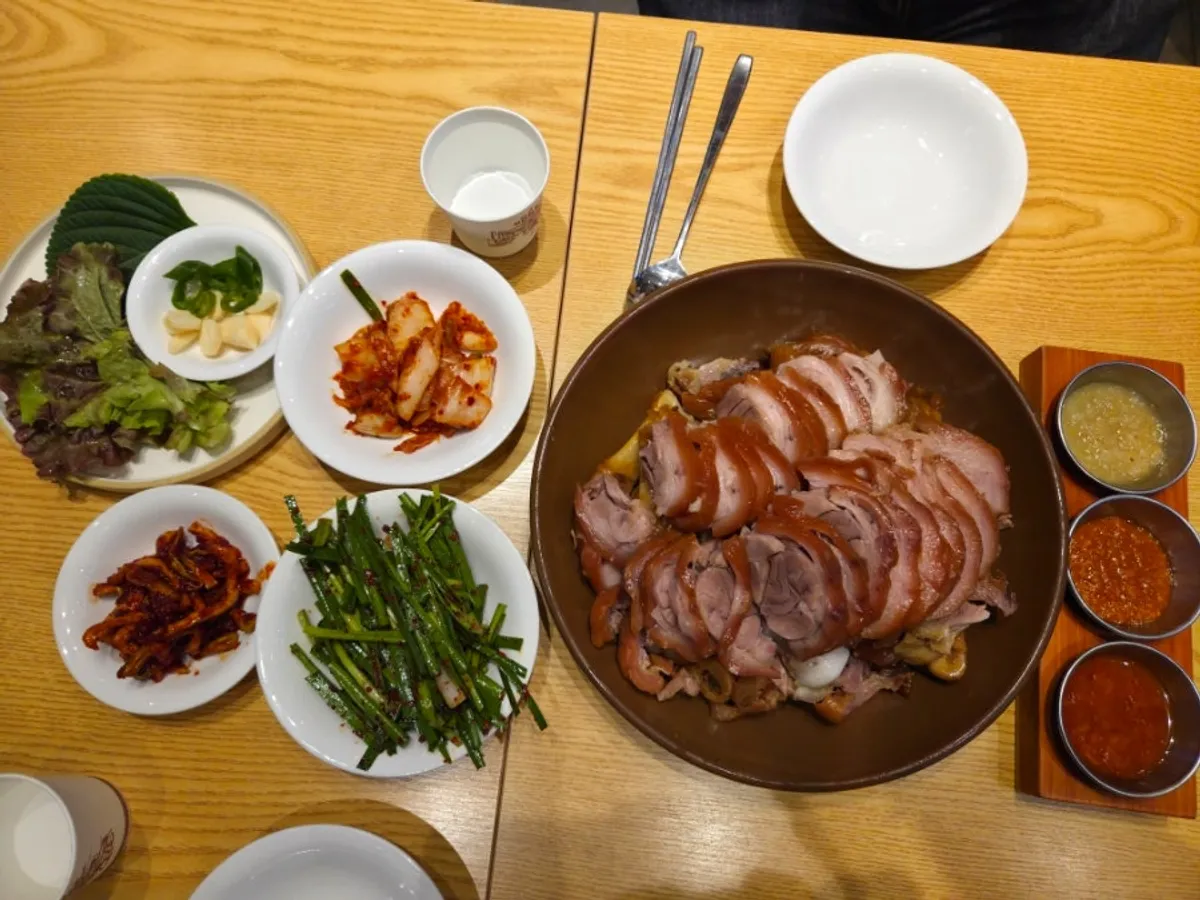 A ₩46,000 plate of samback jokbal (front-leg jokbal)