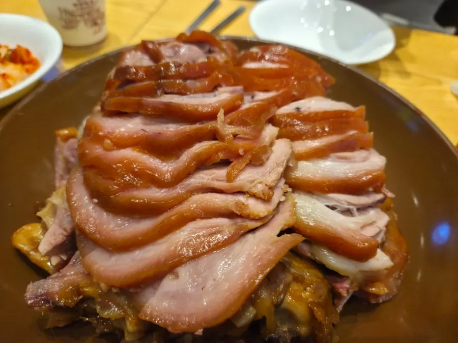 Cleanly plated front-leg jokbal at Sambaekga
