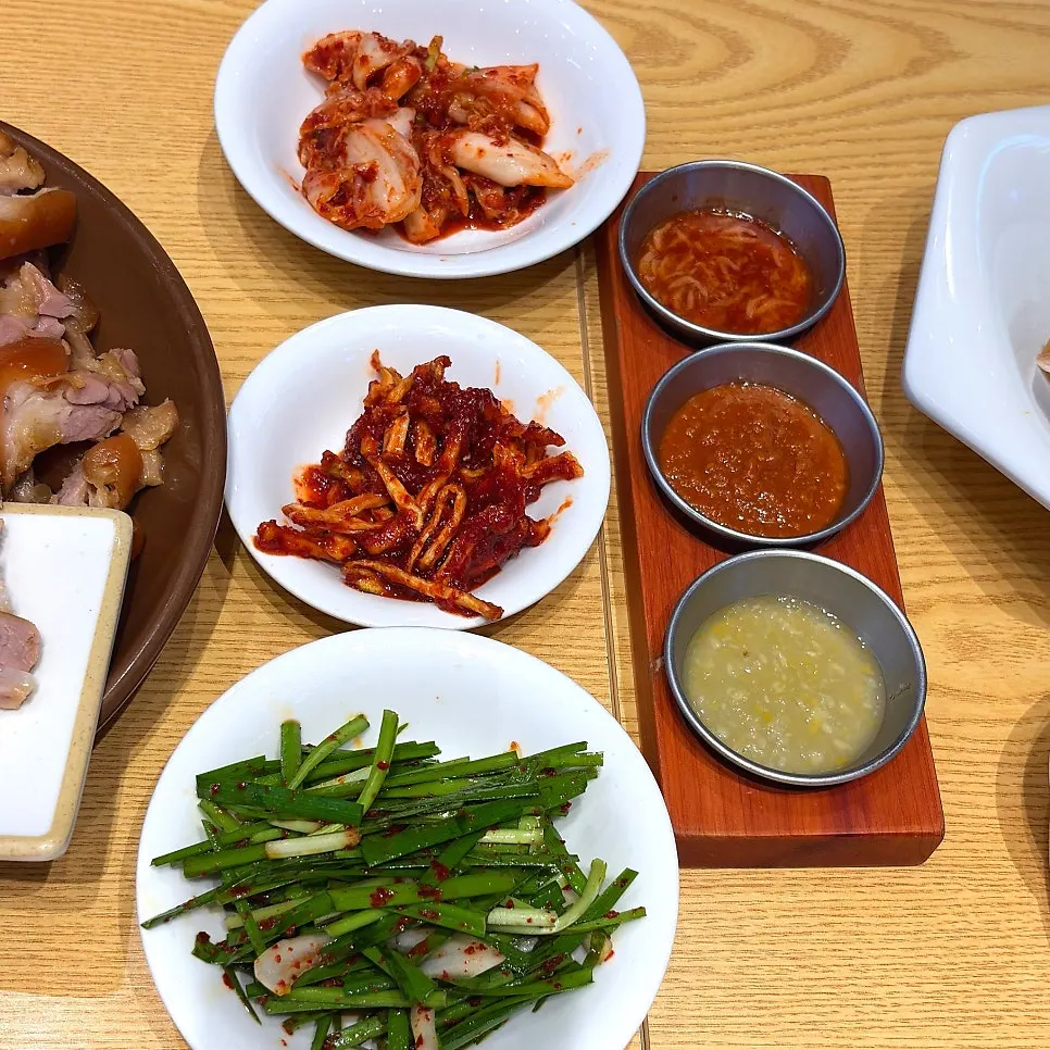 Persimmon geotjeori, radish kimchi and other basic side dishes