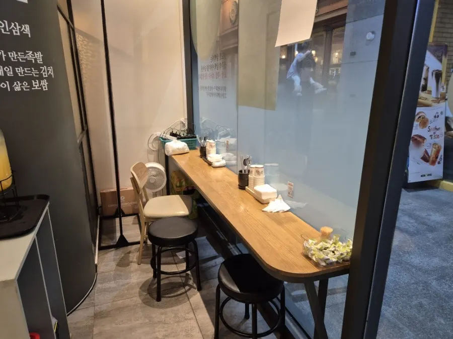 창가 쪽에 마련된 신도림삼백가 1인석