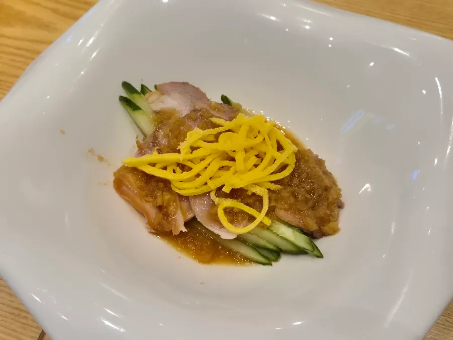 식전에 나온 맛보기 냉채족발 한 접시