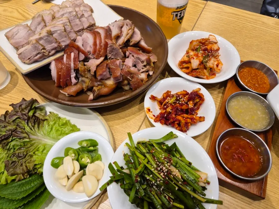 족발과 보쌈이 반반 담긴 삼백 진세트