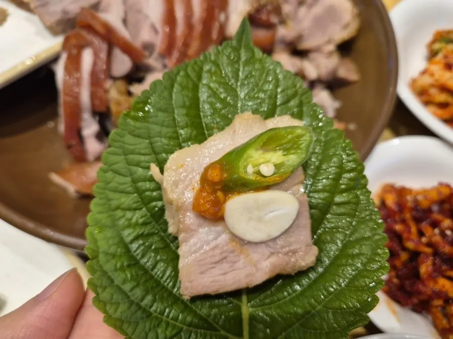 소스를 바꿔가며 싸 먹는 족발보쌈 쌈