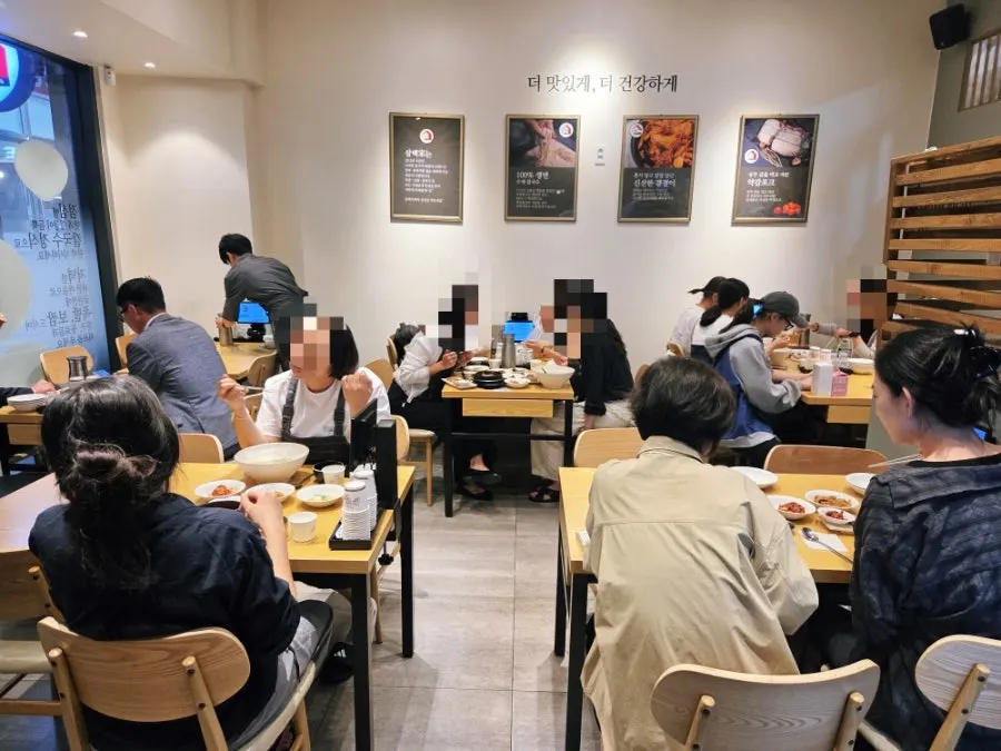 Sambaekga's dining hall fully booked during lunch