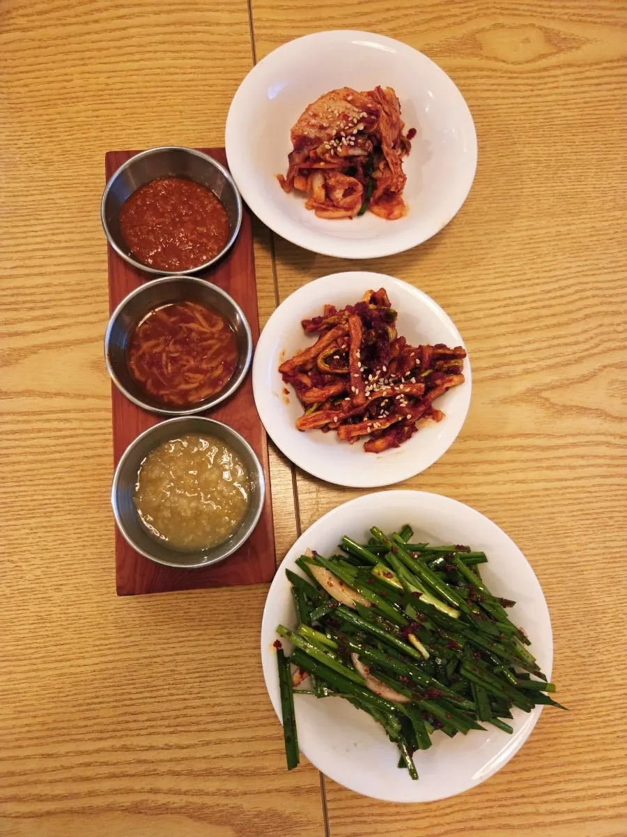 Basic side dishes including chive salad and geotjeori
