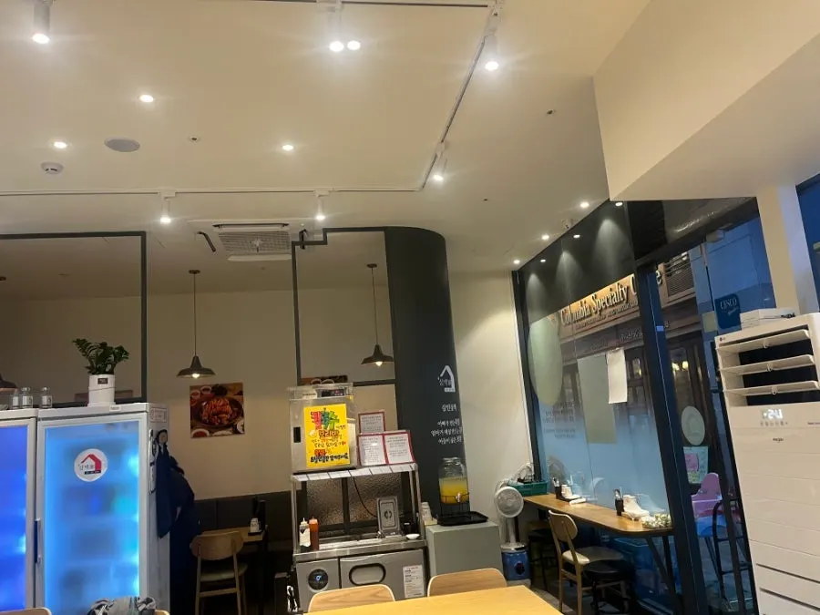 깔끔하게 정돈된 신도림삼백가 매장 내부