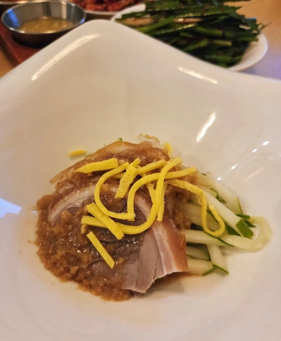 Complimentary naengchae jokbal served with the set