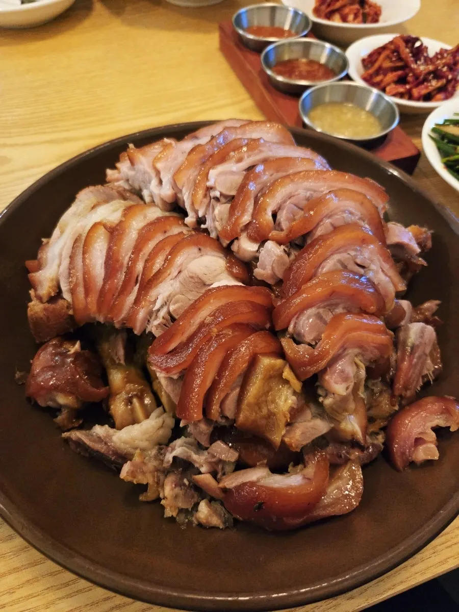 A glossy plate of Sambaekga's jokbal
