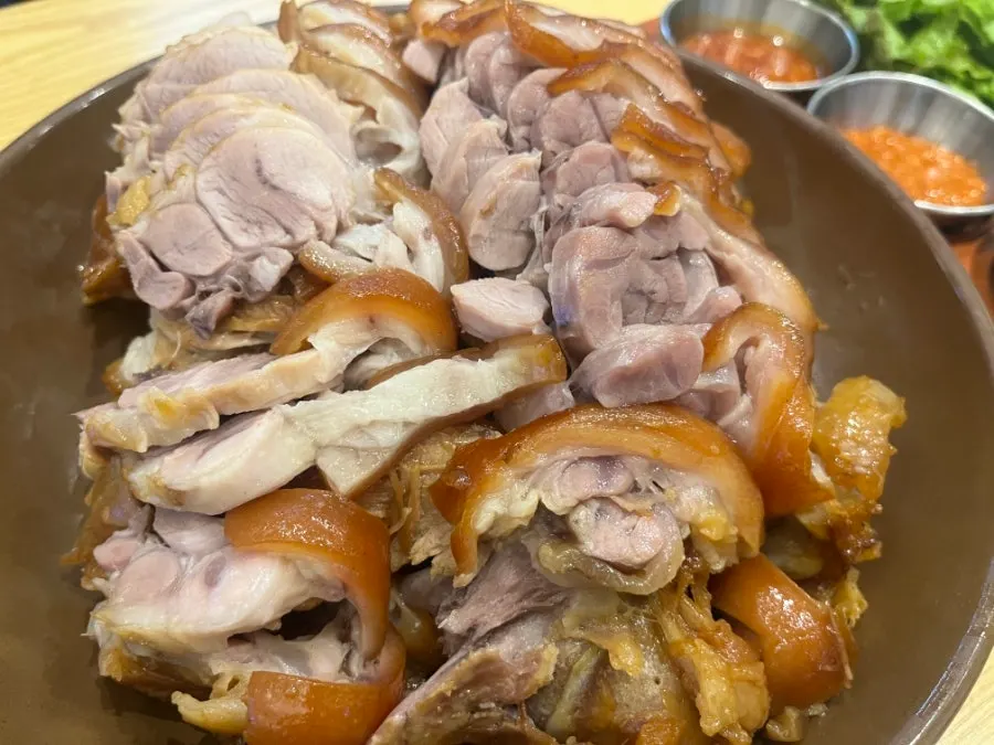 윤기 도는 삼백족발 한 접시