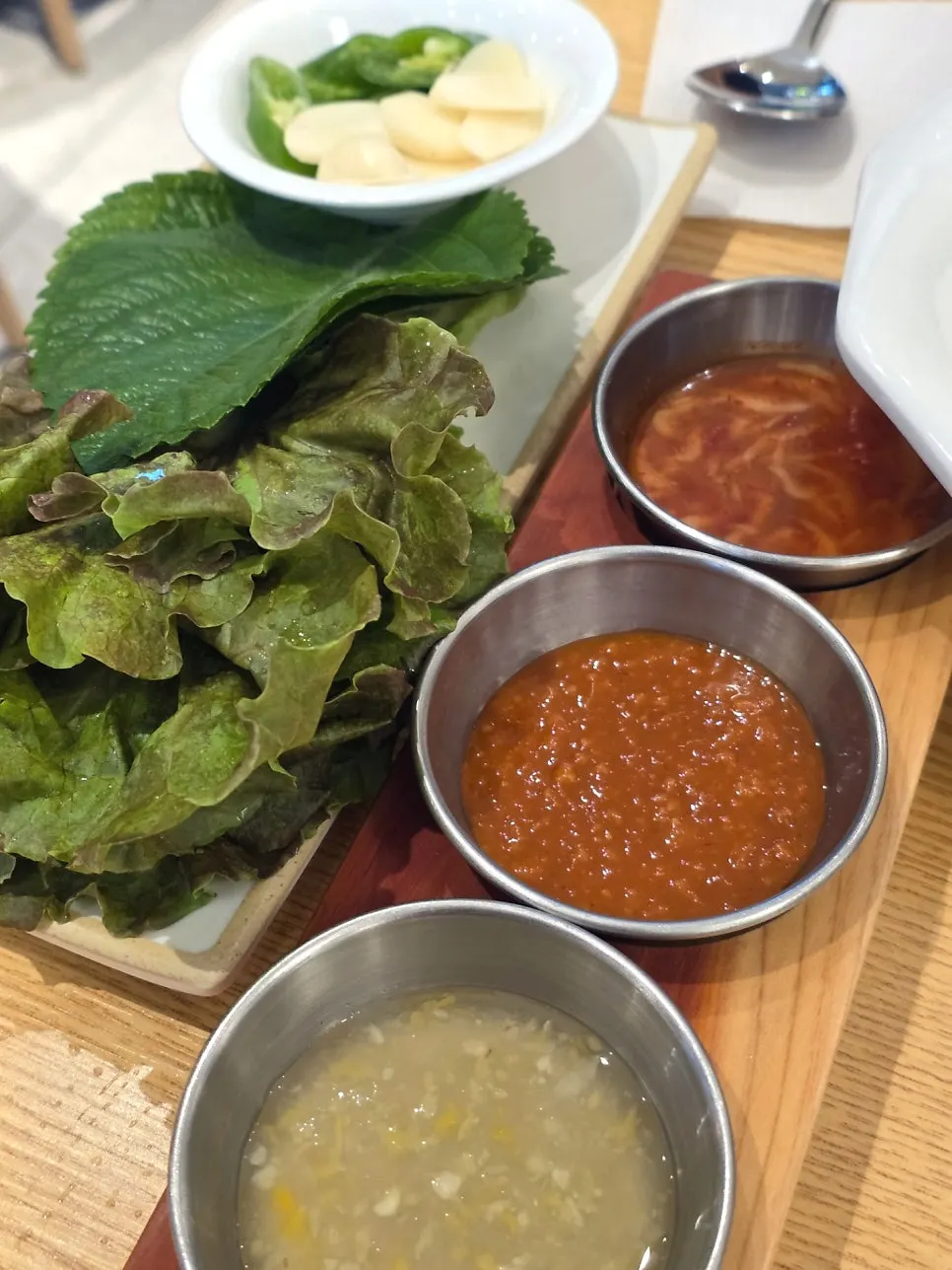 부추무침과 쌈채소가 놓인 상차림
