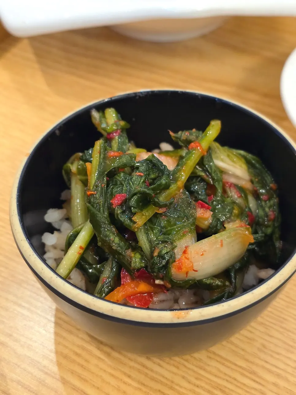 세트 주문 시 제공되는 보리밥