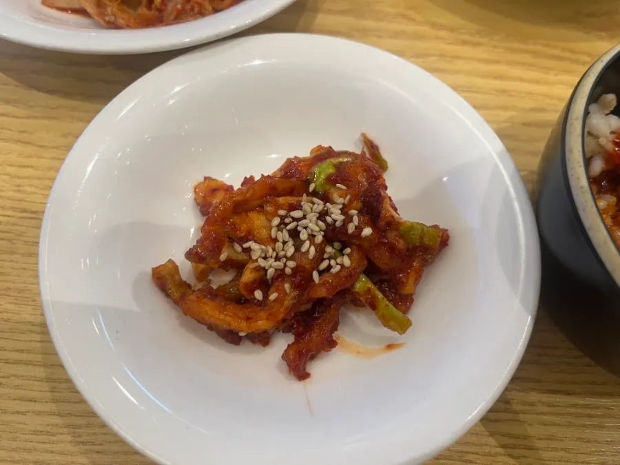 김치와 무말랭이 등 기본 반찬