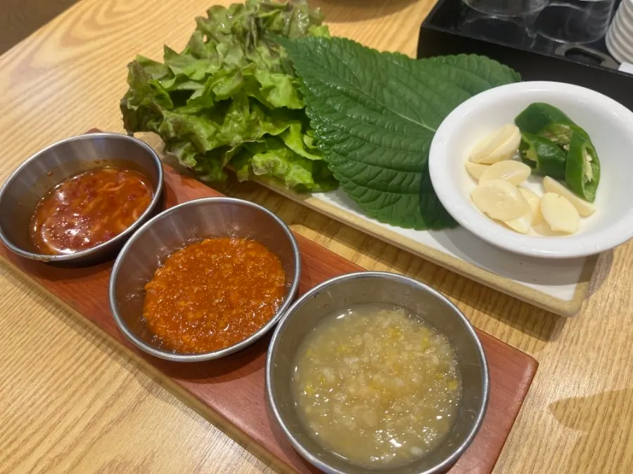 상추와 깻잎 쌈 채소 접시