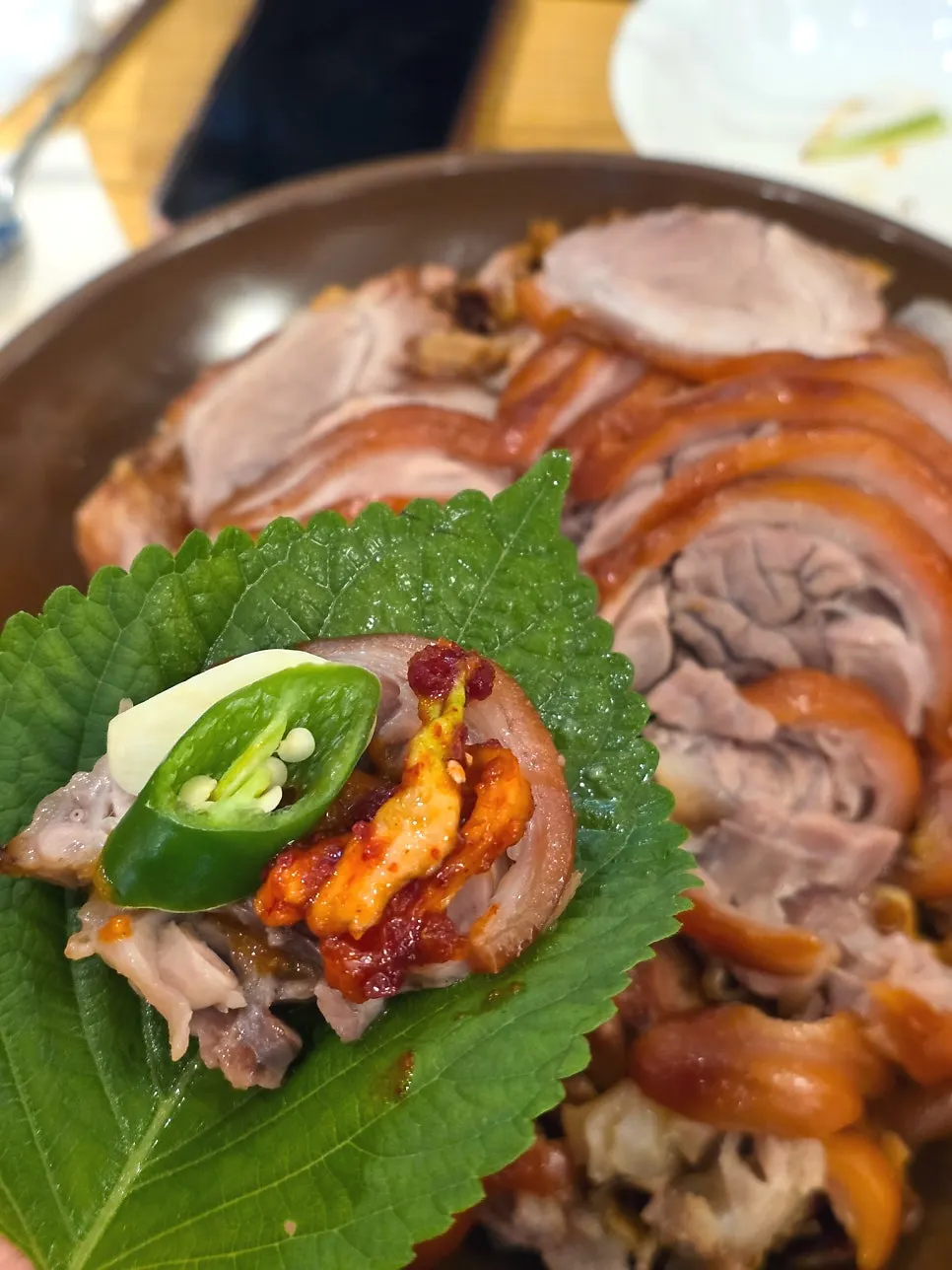 결이 살아있는 족발 고기 접시
