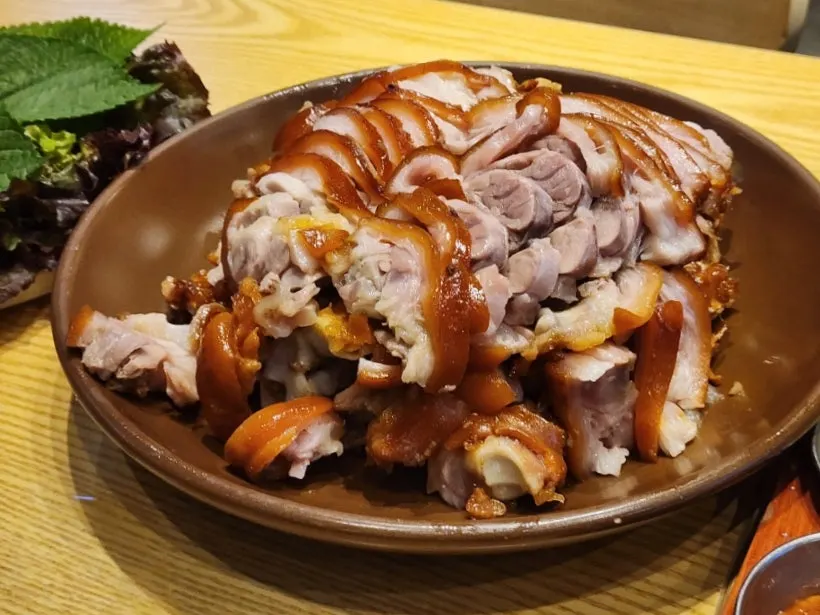 A generous plate of Sambaek jokbal