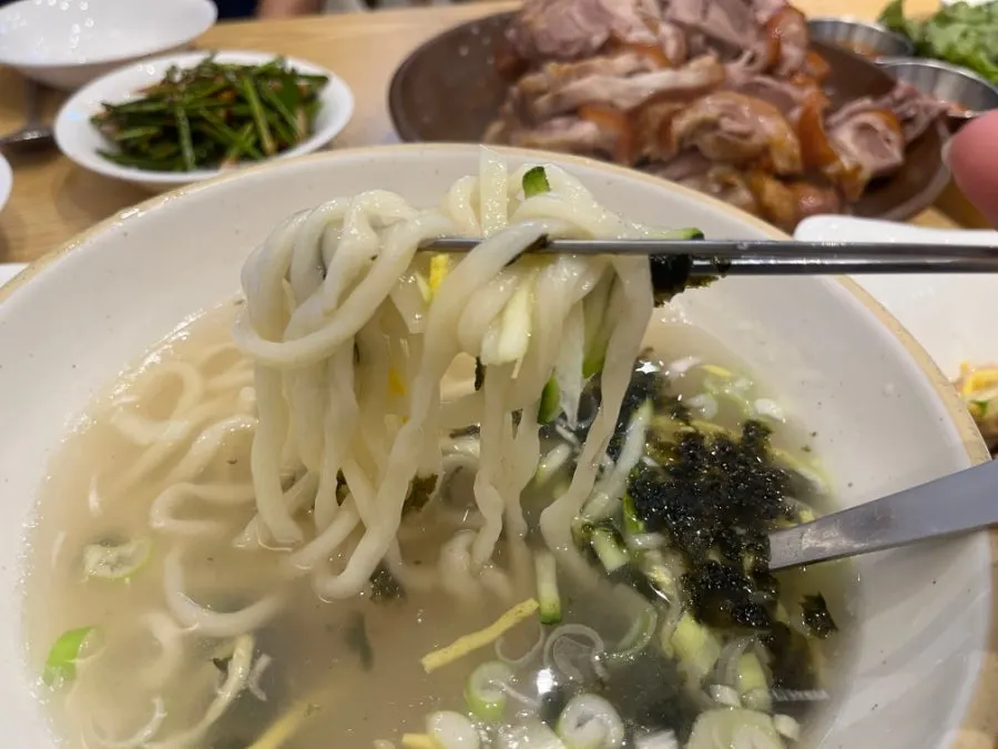 소스에 찍은 족발 한 점