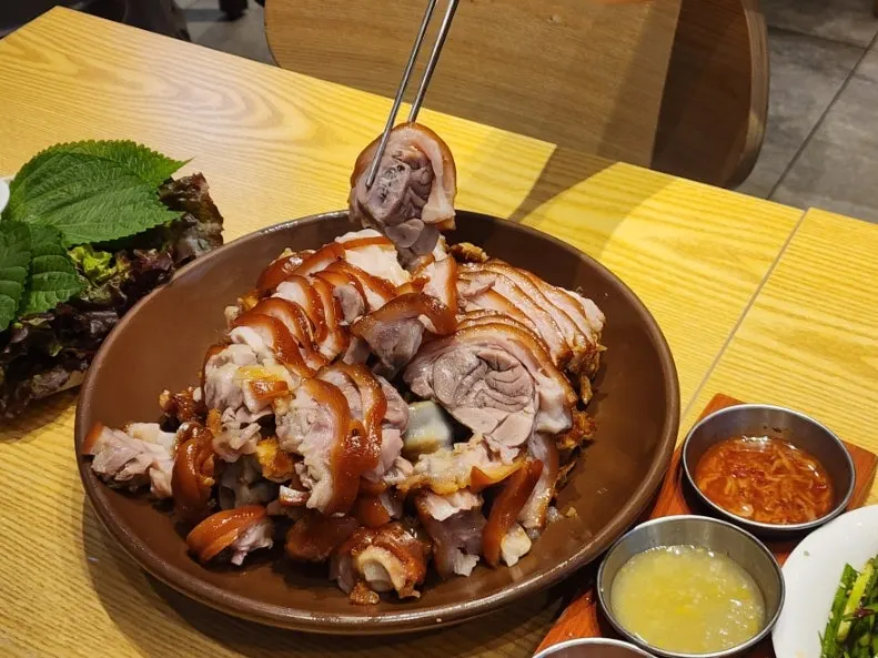A 4-year-old eating jokbal