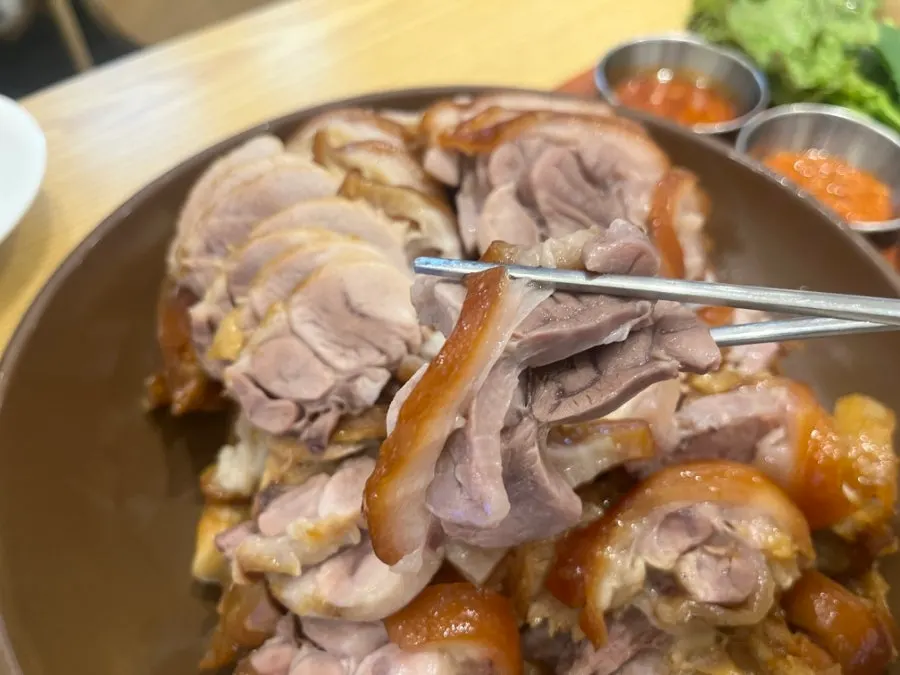 개인 그릇에 덜어낸 칼국수 면발