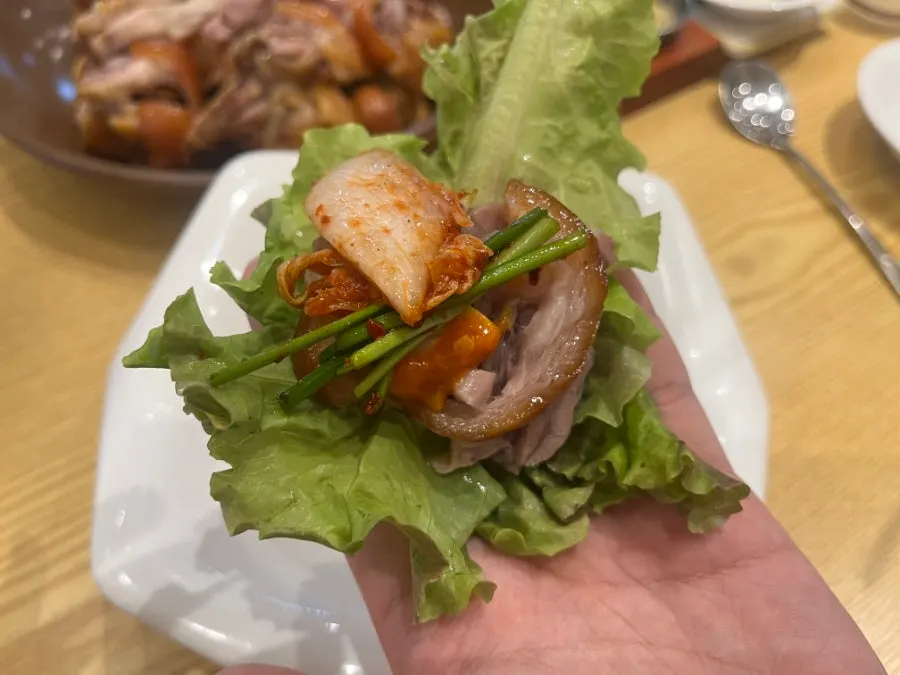 반찬과 함께 담은 족발 한 접시