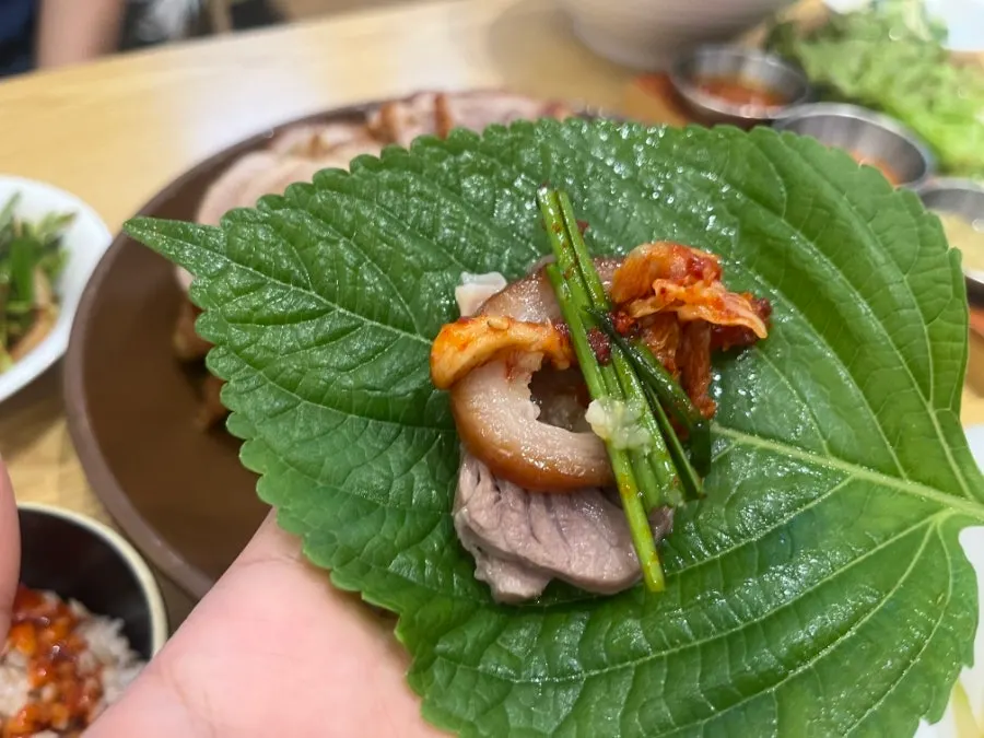 상추와 깻잎에 족발을 올린 쌈