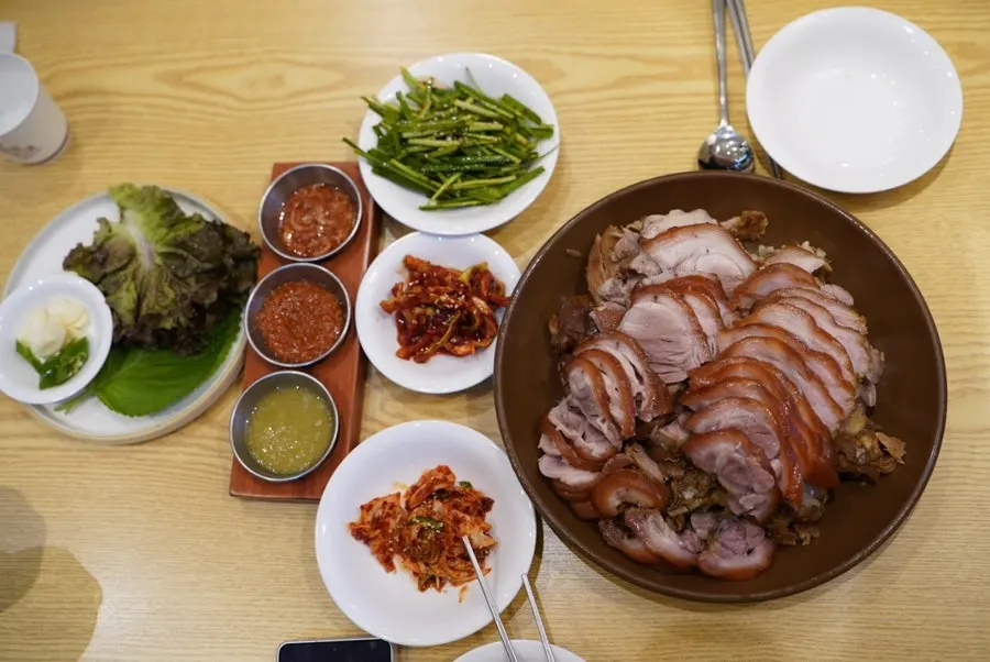 Full spread of the Sambaek Jokbal and Makguksu set