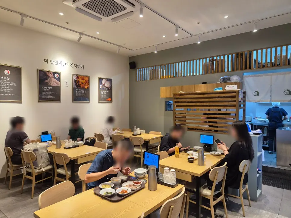 깔끔하게 정돈된 신도림삼백가 홀 테이블