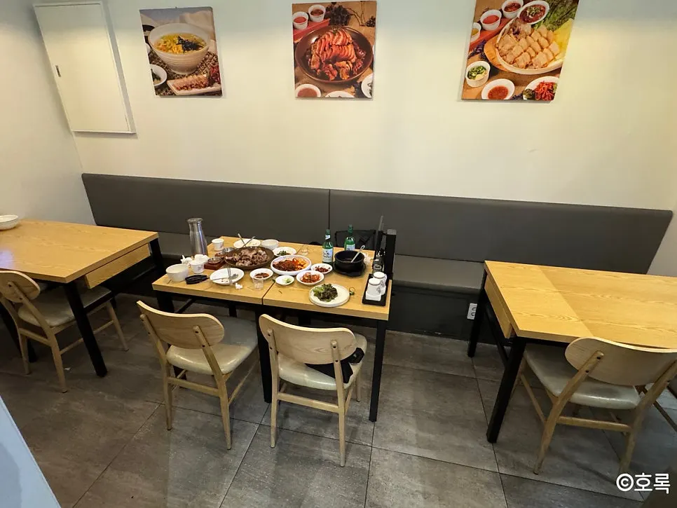 4-person and 6-person table seating at Sambaekga