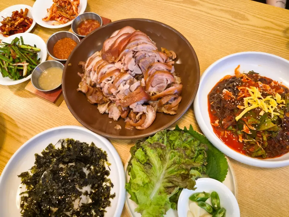 살코기와 껍데기가 섞인 삼백족발 한 접시