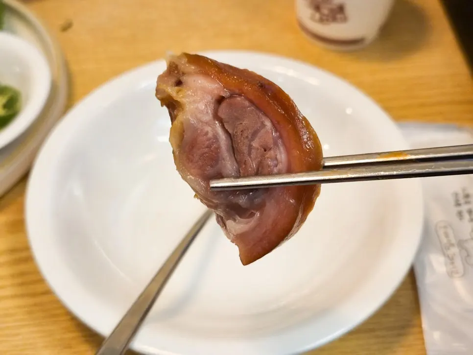 껍데기까지 남기지 않고 먹은 족발