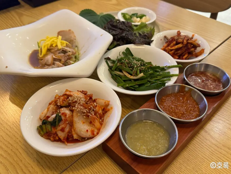 Full spread of Sambaekga's basic banchan