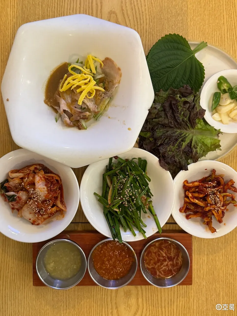 Ssamjang, garlic sauce, and wrap vegetables banchan